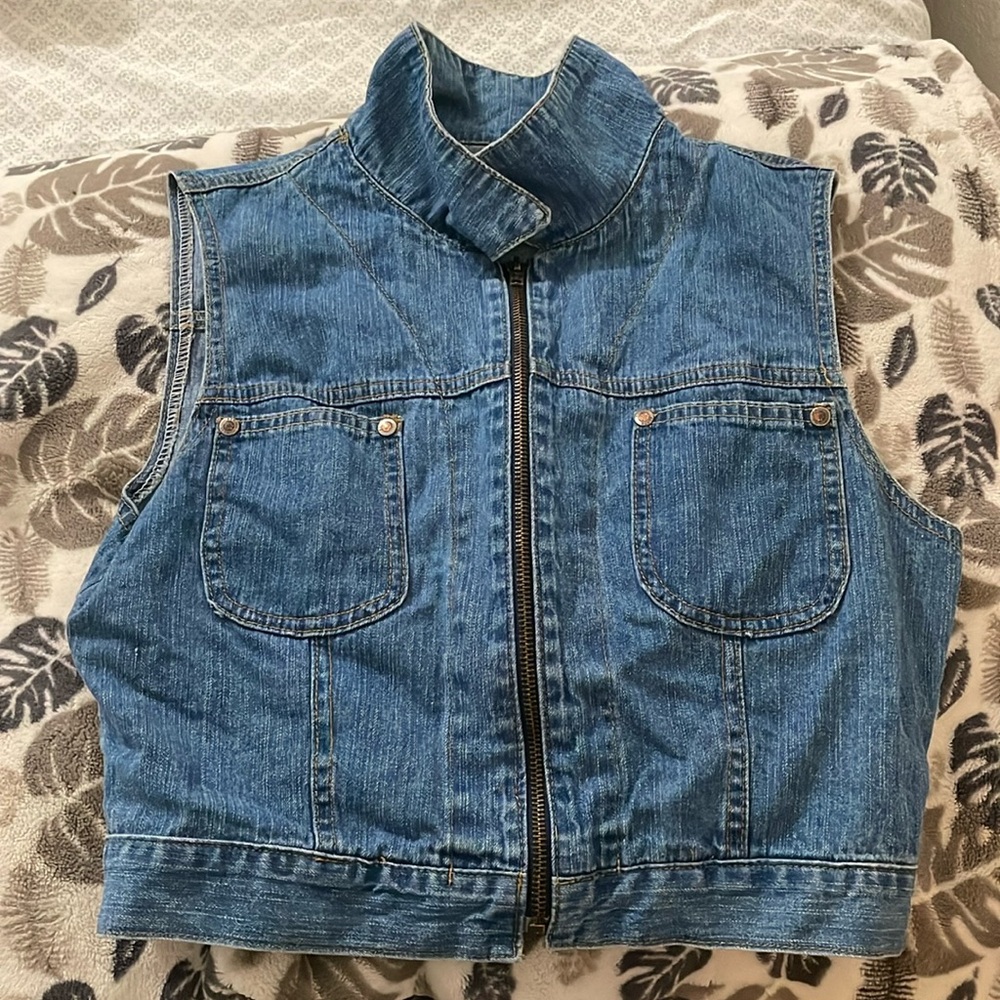 A Jean vest. The brand is Billy blues. Size is L In yth. The color is Jean blue.